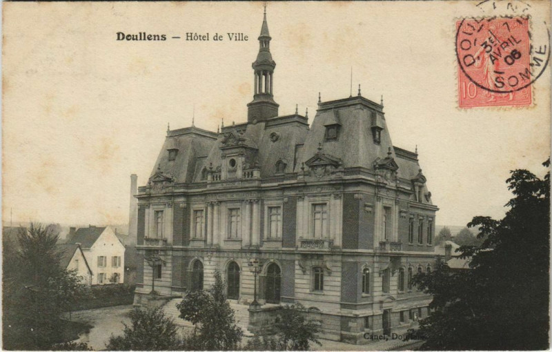 Carte postale ancienne Doullens Hotel de Ville à Doullens