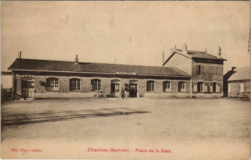 Carte postale ancienne Chaulnes Place de la Gare à Chaulnes