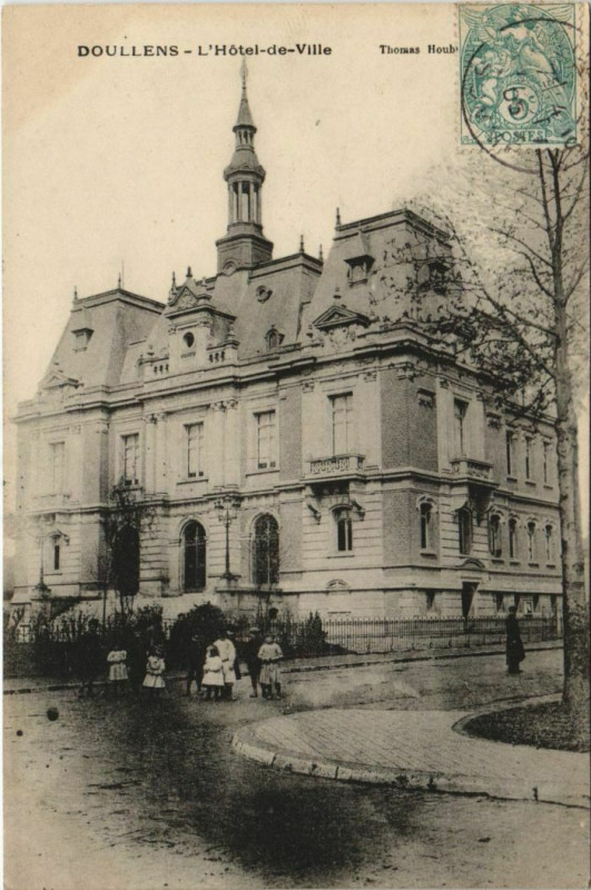 Carte postale ancienne Doullens Hotel de Ville à Doullens