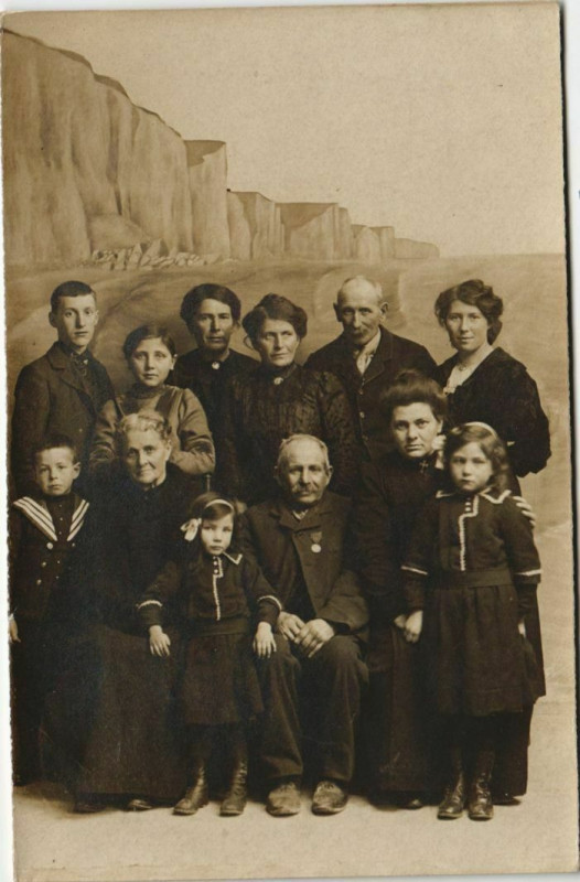 Carte postale ancienne Carte photo Chaulnes famille à Chaulnes