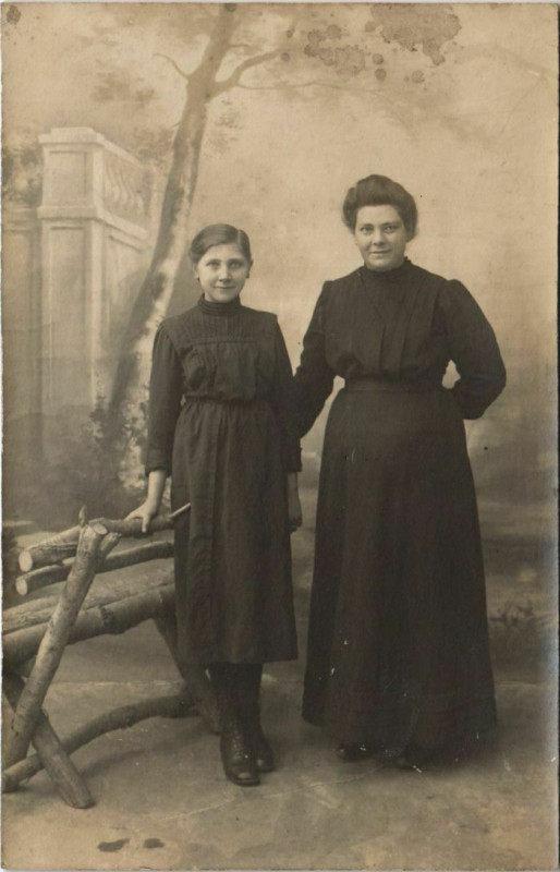 Carte postale ancienne Carte photo Chaulnes mother and daughter à Chaulnes