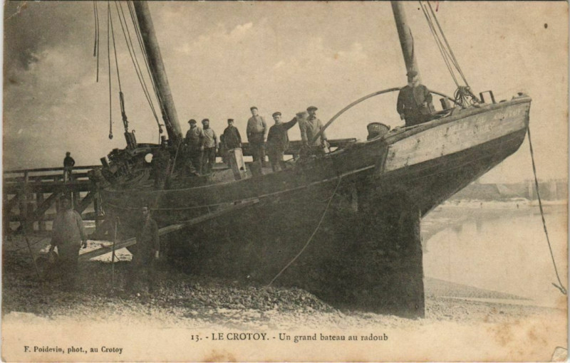 Carte postale ancienne Le Crotoy Un grand bateau au radoub au Crotoy