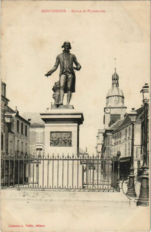 Carte postale ancienne Montdidier Statue de Parmentier à Montdidier