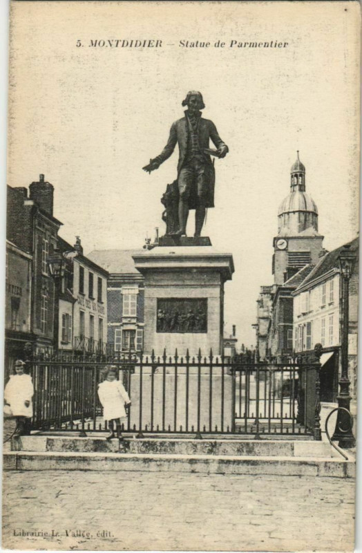 Carte postale ancienne Montdidier Statue de Parmentier à Montdidier