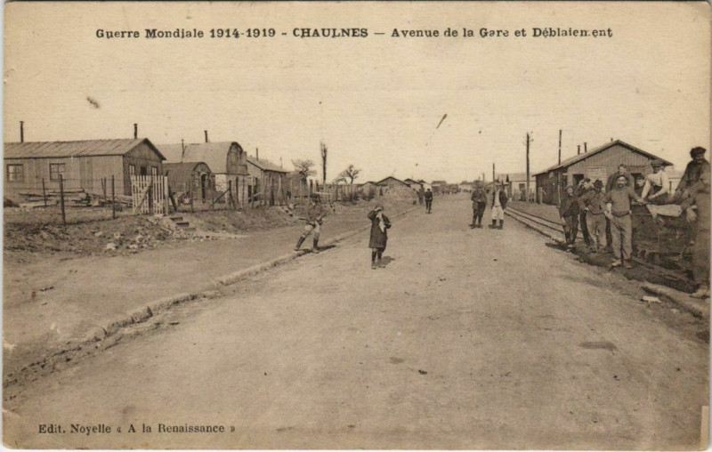 Carte postale ancienne Guerre Chaulnes Avenue de la Gare Déblaiement à Chaulnes