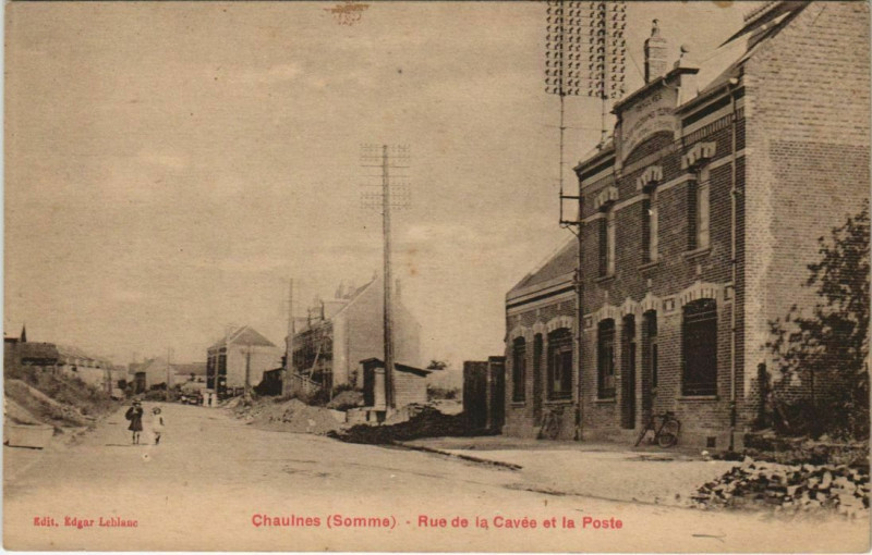 Carte postale ancienne Guerre Chaulnes Rue de la Cavée et la poste à Chaulnes