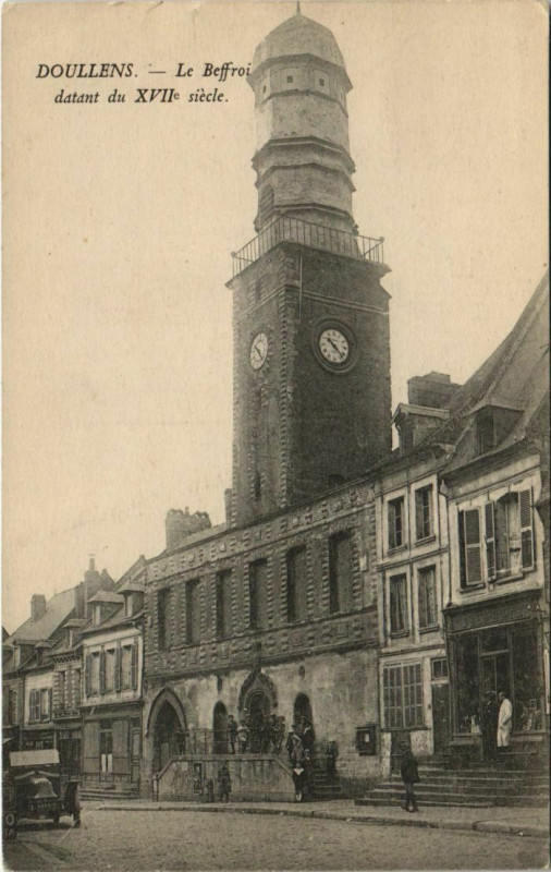 Carte postale ancienne Doullens Le Beffroi à Doullens