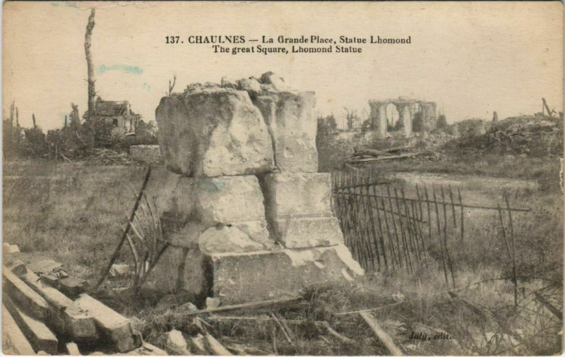 Carte postale ancienne Guerre Chaulnes Grande Place Statue Lhomond à Chaulnes