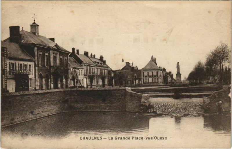 Carte postale ancienne Chaulnes Grande Place à Chaulnes
