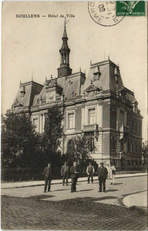 Carte postale ancienne Doullens Hotel de Ville à Doullens
