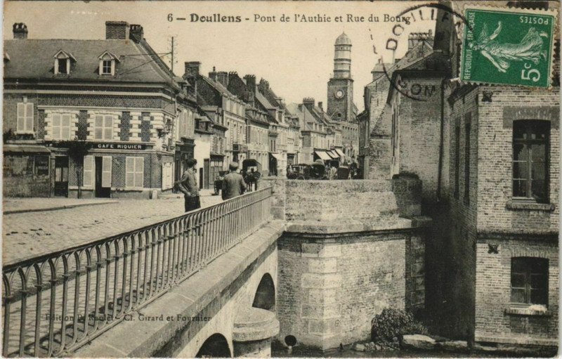 Carte postale ancienne Doullens Pont de l'Authie Rue du Bourg à Authie
