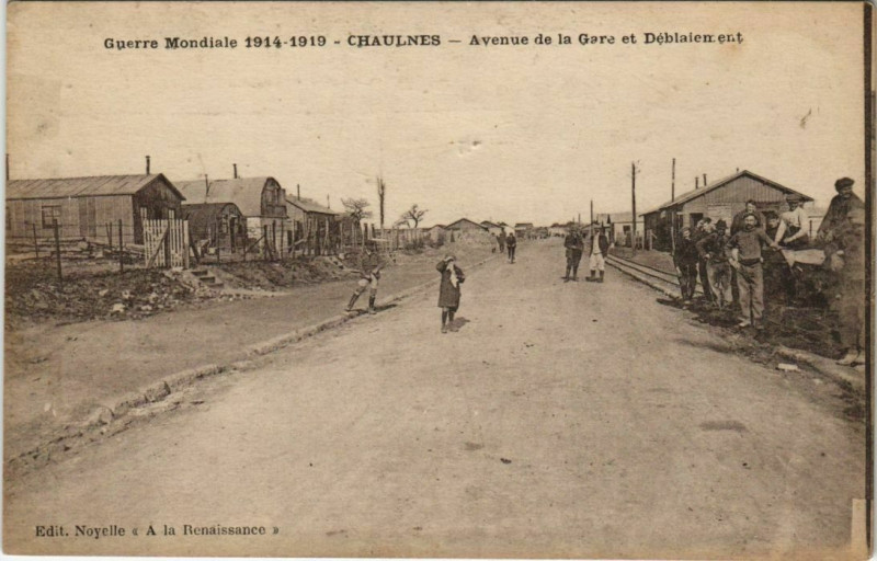 Carte postale ancienne Guerre Chaulnes Avenue de la Gare et Déblaiement à Chaulnes