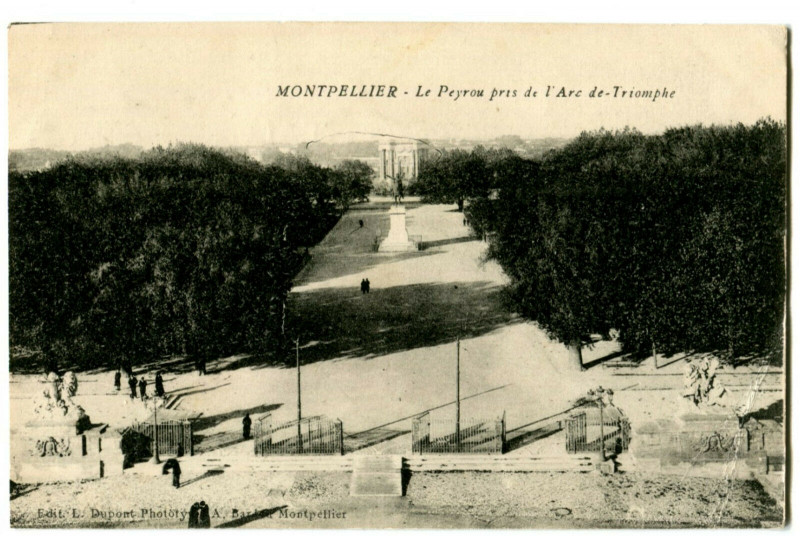 Carte postale ancienne Hérault Montpellier Le Peyrou pris de l'Arc de Triomphe à Montpellier