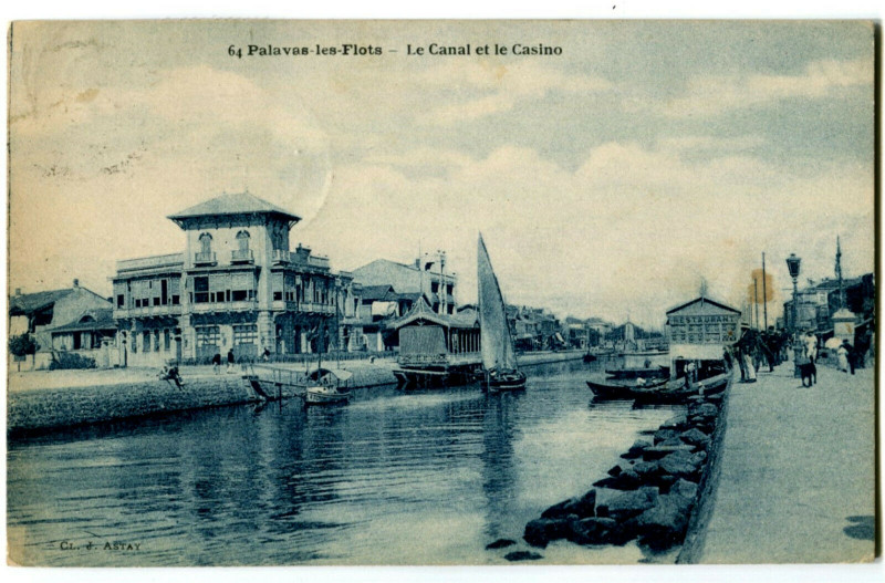 Carte postale ancienne Hérault Palavas-les-Flots Le Canal et le Casino animé à Palavas-les-Flots