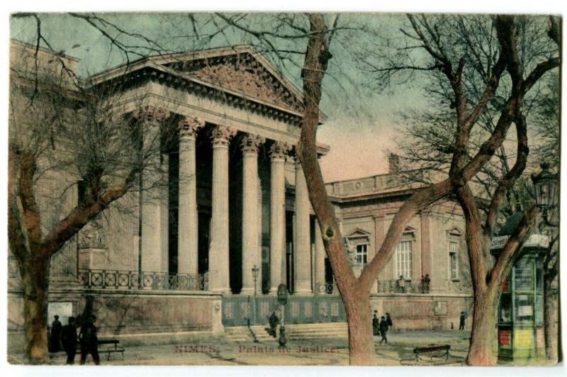 Carte postale ancienne Gard Nîmes Palais de Justice animé à Nîmes
