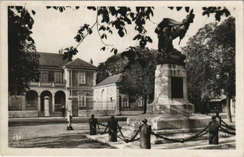 Carte postale ancienne Albertville La Sous-Prefecture et le Monument aux Morts à Albertville