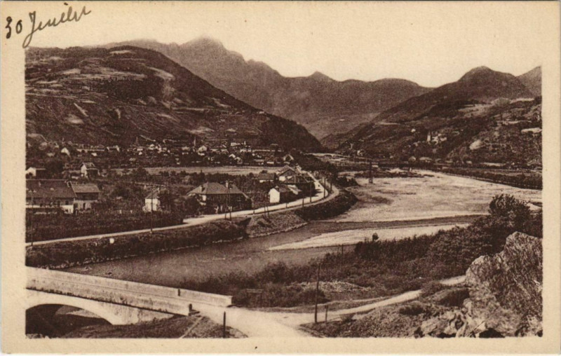 Carte postale ancienne Albertville Vallee d'Albertville et le Mont Charvin à Albertville