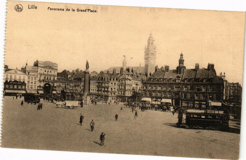 Carte postale ancienne Lille - Panorama de la Grand'Place à Lille