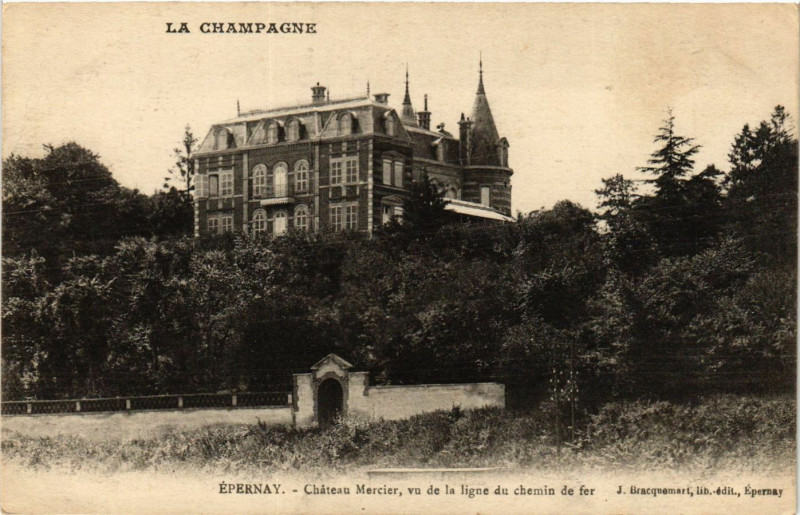 Carte postale ancienne La Campagne Epernay Chateau Mercier vu de la ligne du chemin de à Épernay