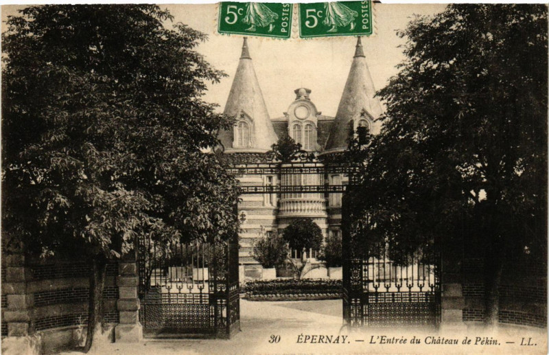 Carte postale ancienne Epernay - L'Entrée du Chateau de Pékin à Épernay