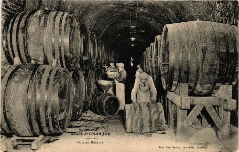 Carte postale ancienne Moet & Chandon - Vins en Reserve