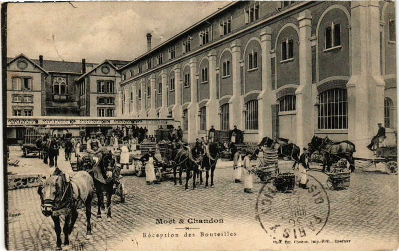 Carte postale ancienne Moet & Chandon - Reception des Bouteilles
