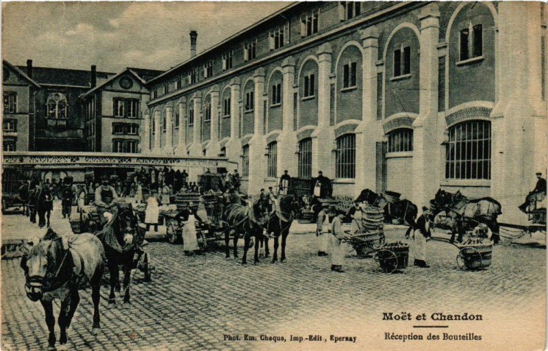 Carte postale ancienne Moet et Chandon - Reception des Bouteilles