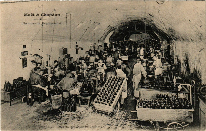 Carte postale ancienne Moet et Chandon - Chantier de Degorgement