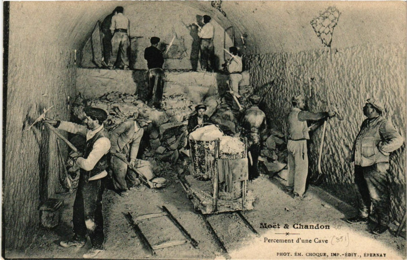 Carte postale ancienne Moet & Chandon - Percement d'une Cave