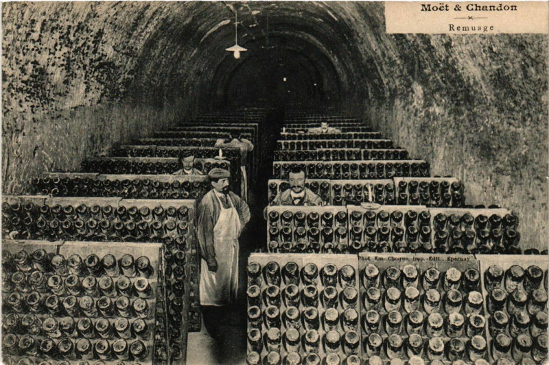 Carte postale ancienne Moet & Chandon - Remuage