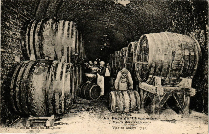 Carte postale ancienne Maison Moet et Chandon - Vins en reserve