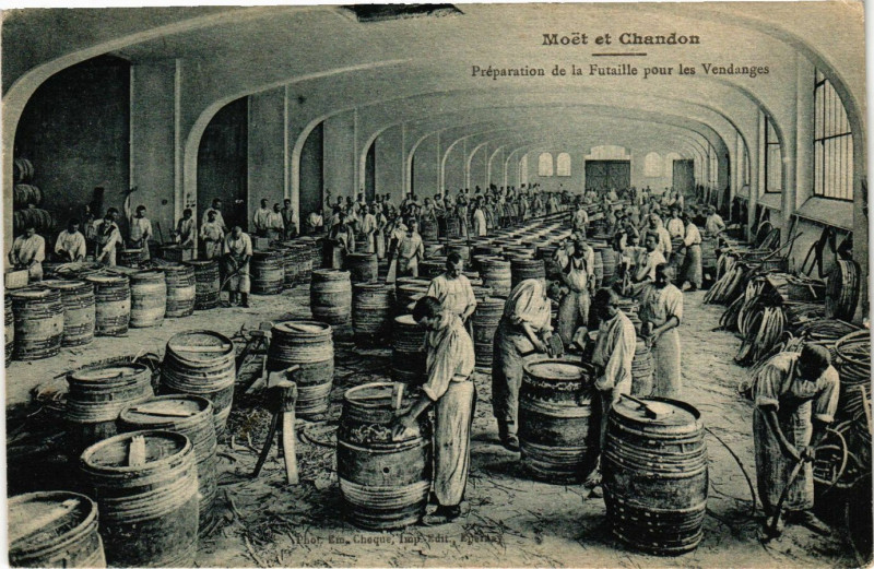 Carte postale ancienne Moet et Chandon - Preparation de la Futaille pour les Vendanges