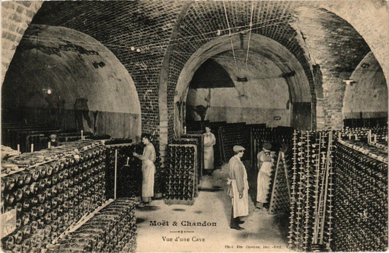 Carte postale ancienne Moet & Chandon - Vue d'une Cave
