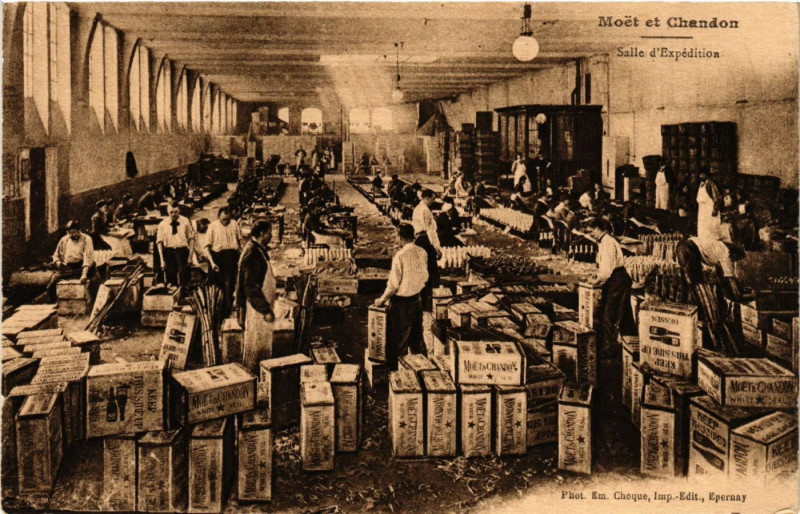 Carte postale ancienne Moet et Chandon - Salle d'Expedition