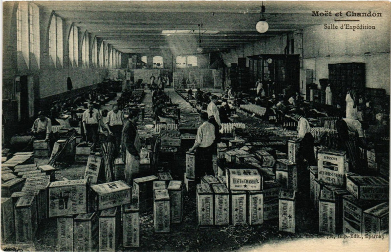 Carte postale ancienne Moet et Chandon - Salle d'Expediition