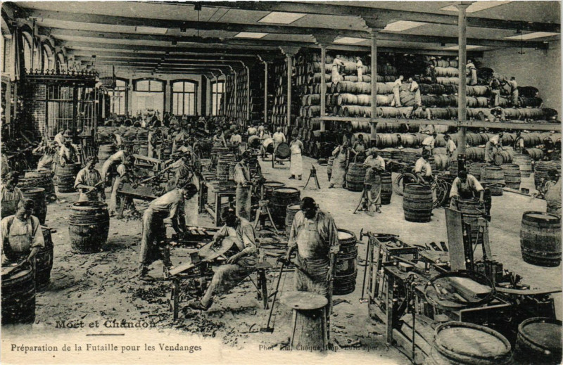 Carte postale ancienne Moet et Chandon - Preparation de a Fataille pour les Vendanges