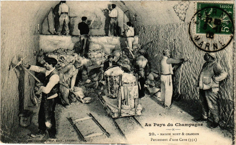 Carte postale ancienne Maison Moet & Chandon-Percement d'une Cave
