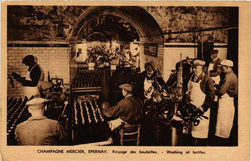 Carte postale ancienne Champagne Mercier Epernay Rincage des Bouteilles-Washing of à Épernay