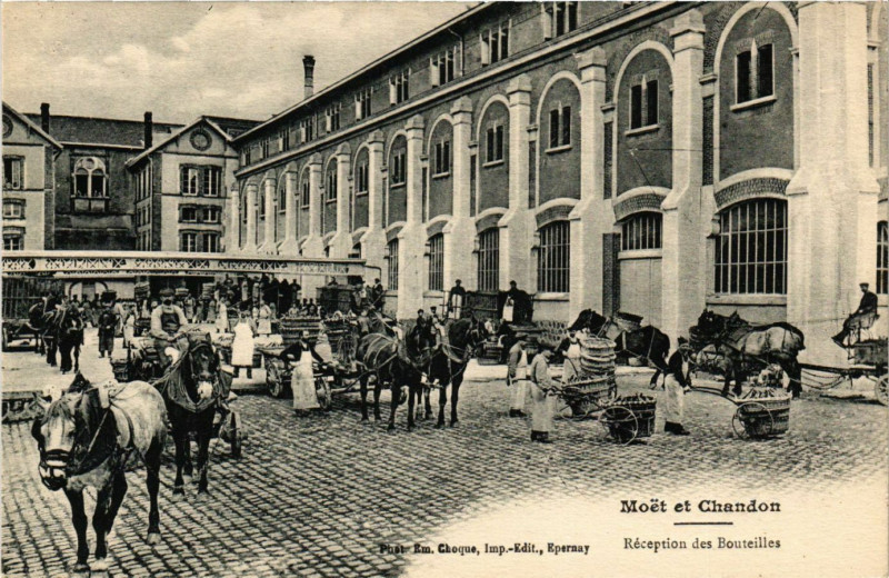 Carte postale ancienne Moet et Chandon - Reception des Bouteilles