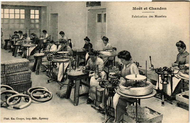 Carte postale ancienne Moet et Chandon - Fabrication des Muselets