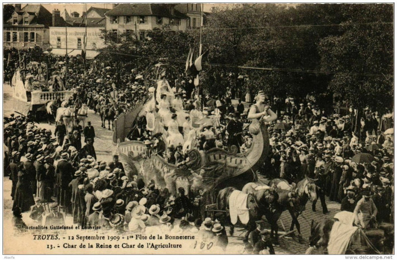 Carte postale ancienne Troyes Char de la Reine et Char de l'Agriculture à Troyes