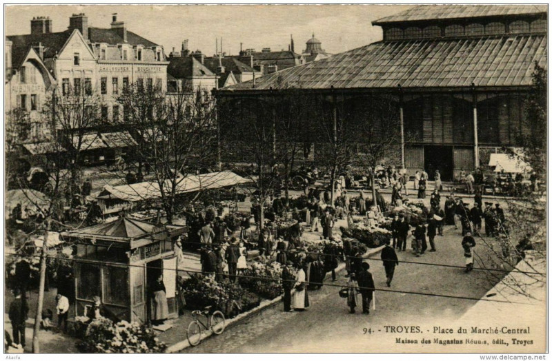 Carte postale ancienne Troyes Place du Marché-Central à Troyes