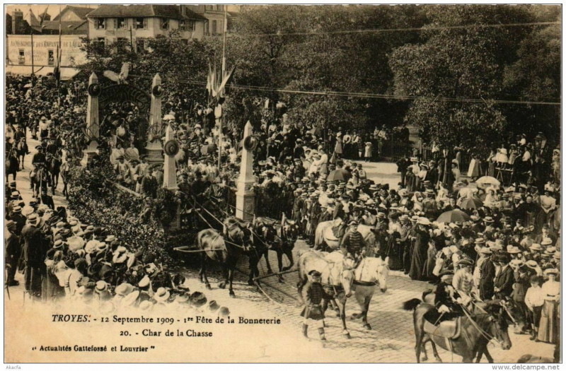 Carte postale ancienne Troyes Char de la Chasse à Troyes