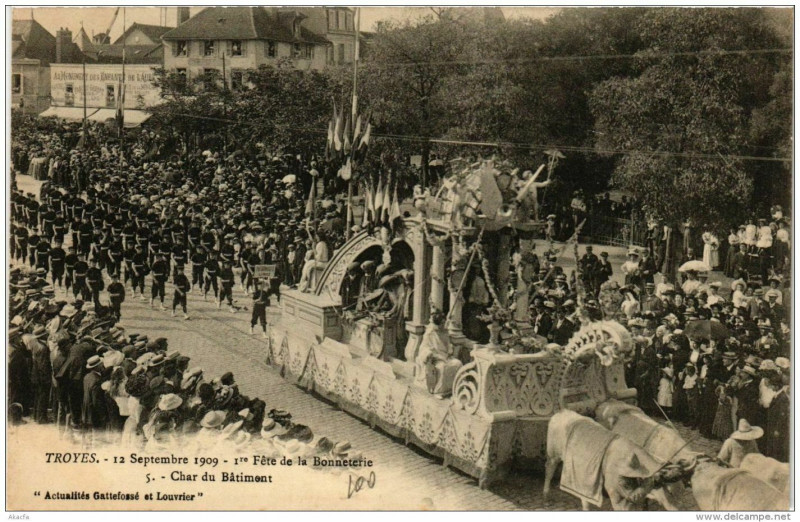 Carte postale ancienne Troyes Char du Batiment à Troyes