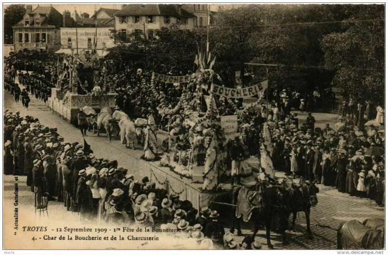 Carte postale ancienne Troyes Char de la Bonneterie et de la Charcuterie à Troyes