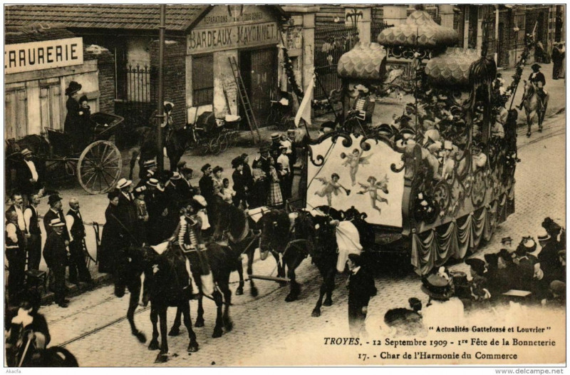 Carte postale ancienne Troyes Char de l'Harmonie du Commerce à Troyes