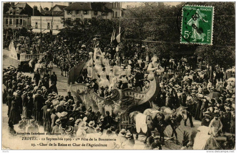 Carte postale ancienne Troyes Char de la Reine et Char de l'Agriculture à Troyes