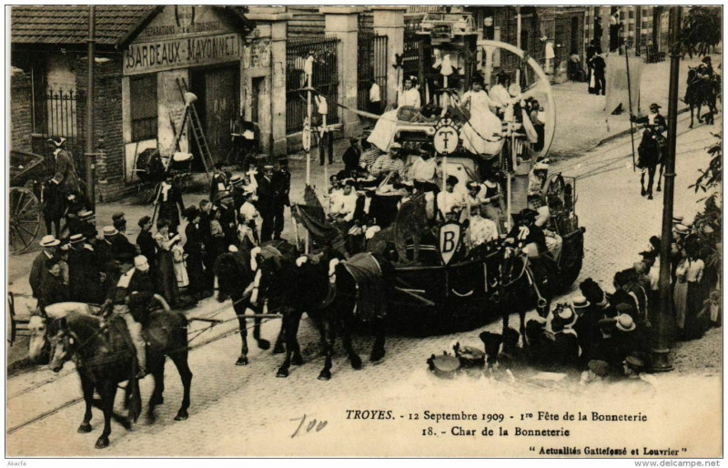 Carte postale ancienne Troyes Char de la Bonneterie à Troyes