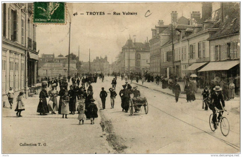 Carte postale ancienne Troyes Rue Voltaire à Troyes