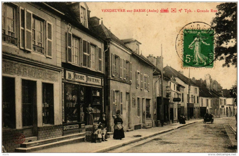 Carte postale ancienne Vendeuvre-sur-Barse Grande Rue à Vendeuvre-sur-Barse